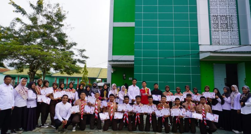 MTS NEGERI 2 BOALEMO BERIKAN TISKA DAN SERTIFIKAT PENGHARGAAN KEPADA PESERTA JAMBORE CABANG III