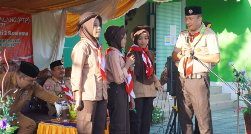 PTP DAN KEMAH BAKTI: KETUA KWARCAB BOALEMO BERIKAN REWARD KEPADA SISWA MTsN 2 BOALEMO