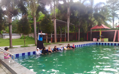 Latihan Dasar Renang, Guru PJOK MTsN 2 Boalemo Boyong Siswa Praktek Langsung