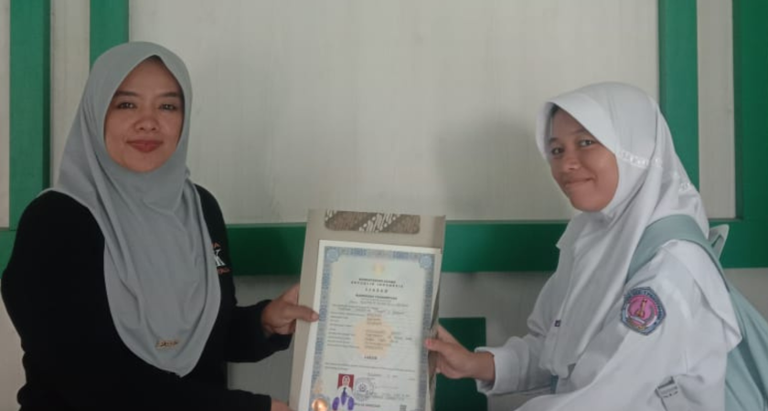 Penyerahan Ijazah Lulusan 2024 di MTs Negeri 2 Boalemo