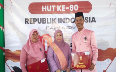 KEPALA MTS NEGERI 2 BOALEMO DAN GURU TERIMA SATYALENCANA 20 TAHUN PENGABDIAN