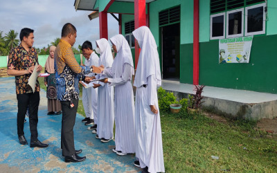 KEPALA MTsN 2 BOALEMO BERIKAN REWARD KEPADA SISWA BERPRESTASI
